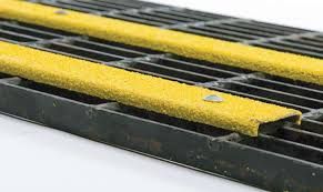 QP CBN12 Anti Slip Nosing 600x100x20MM c/w 2 Fixing Clipsets