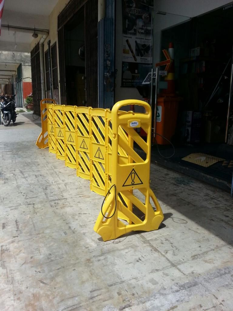 BARRICADE EXTENDABLE ROAD BARRIER FOLDABLE SAFETY DIVIDER WITH WHEELS