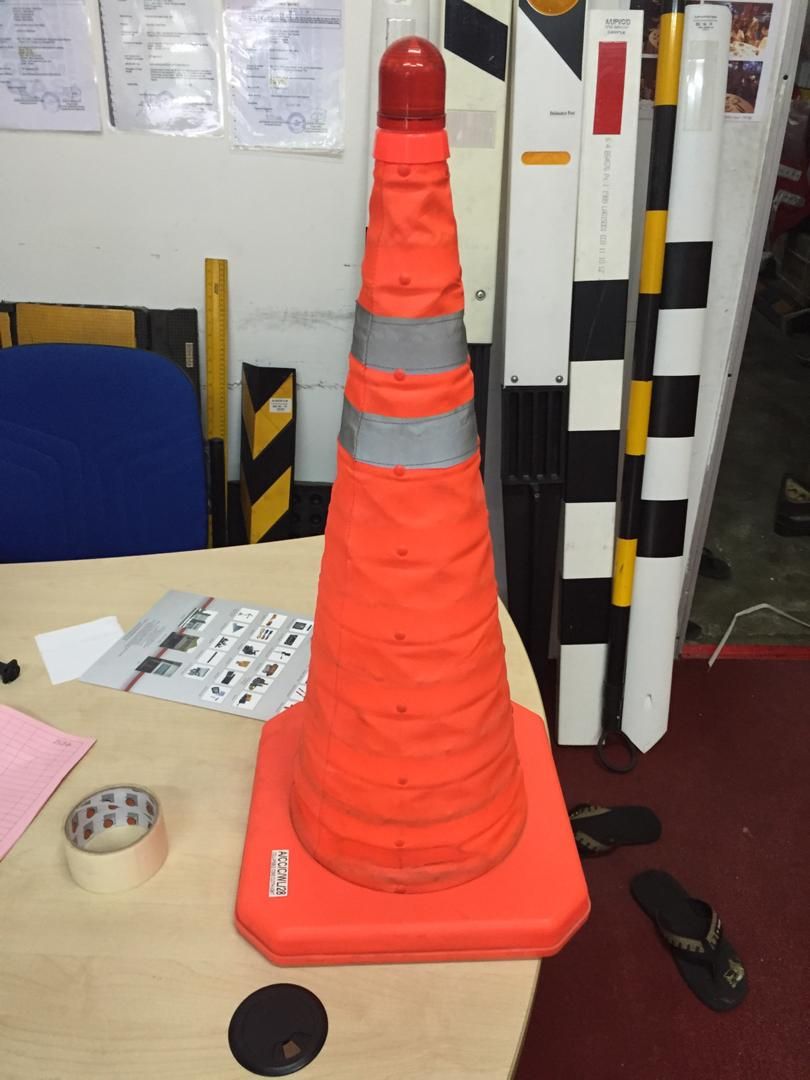 Collapsible cone 16鈥�with led light