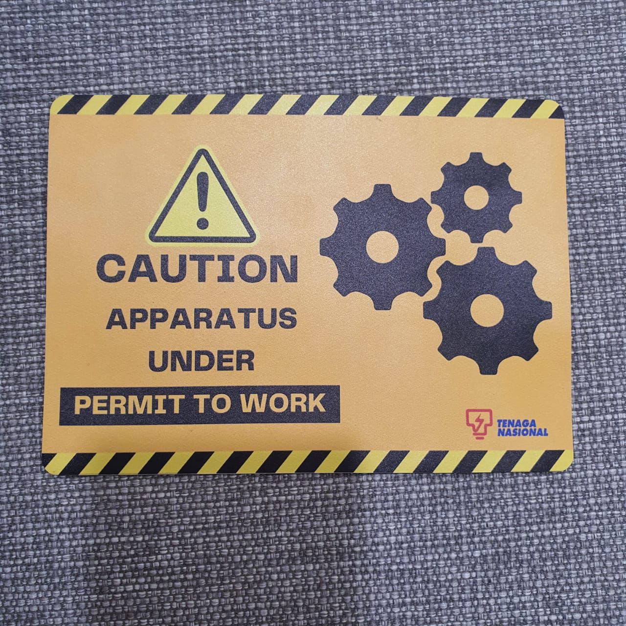 Sticker CAUTION APPARATUS UNDER
