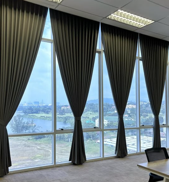 INSTALLATION OF CURTAIN (L10' X H8' FEET)