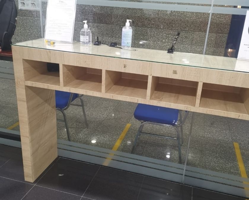 Meja di Bilik Kios Dengan Glass Top Dengan Saiz 1070H x 400D x 1200W