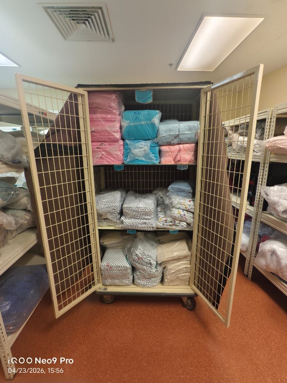 LAUNDRY CART WITH COVER