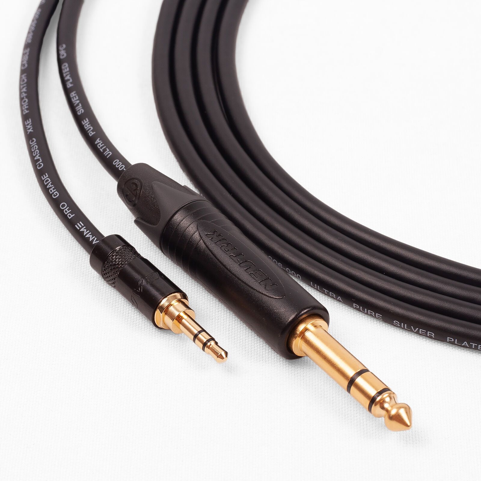 Belden Mini Stereo to 3.5mm plug to 3.5mm mini socket (2 meters cable)