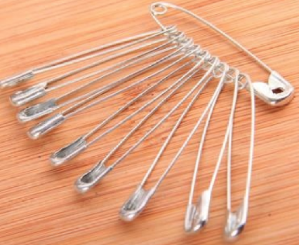 SAFETY PIN FOR TRIANGULAR BANDAGES