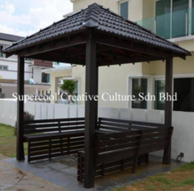 Pergola berukuran 6' x 6 ', Atap genting , Tiang berukuran 4"x4" , rangka besi berukuran 2 1/2" x 1 1/2" beserta kerusi panjang berbentuk U dan meja berukuran 1' x 2'