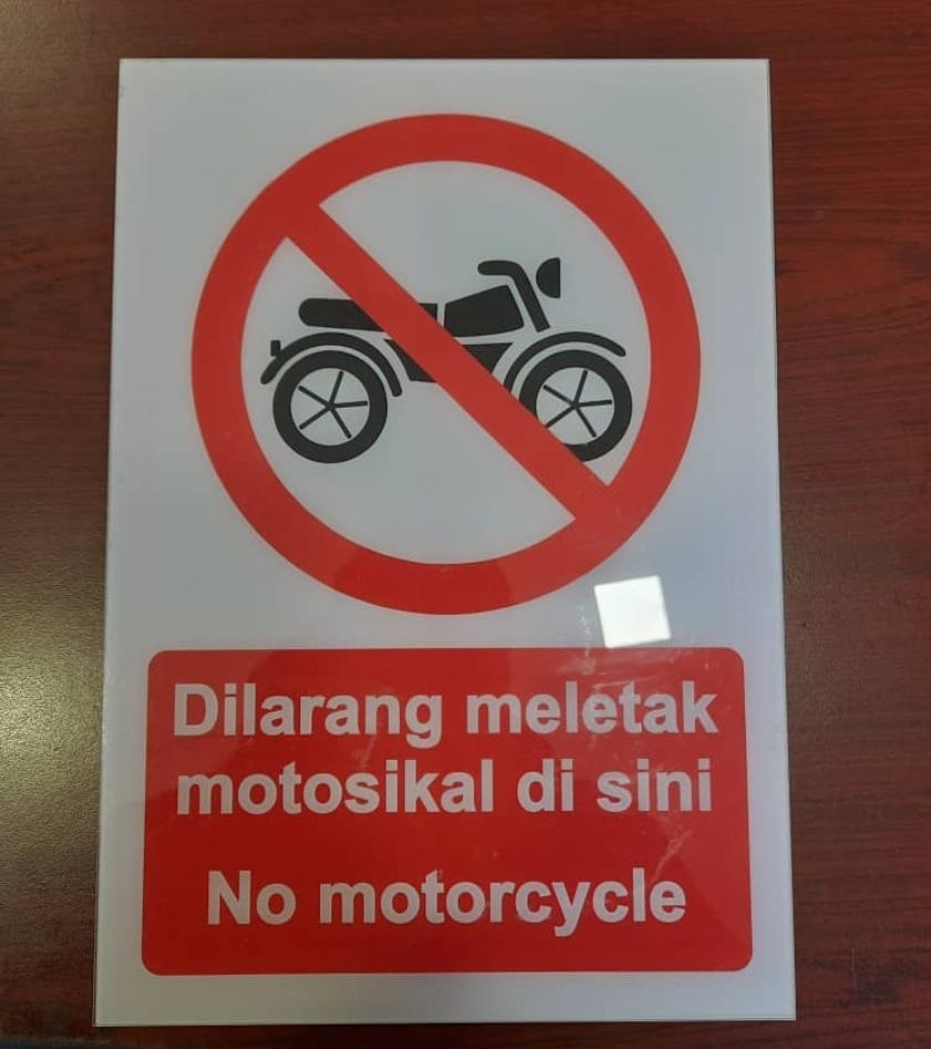 Singage Plastik Dilarang Meletak Motosikal Di Sini
