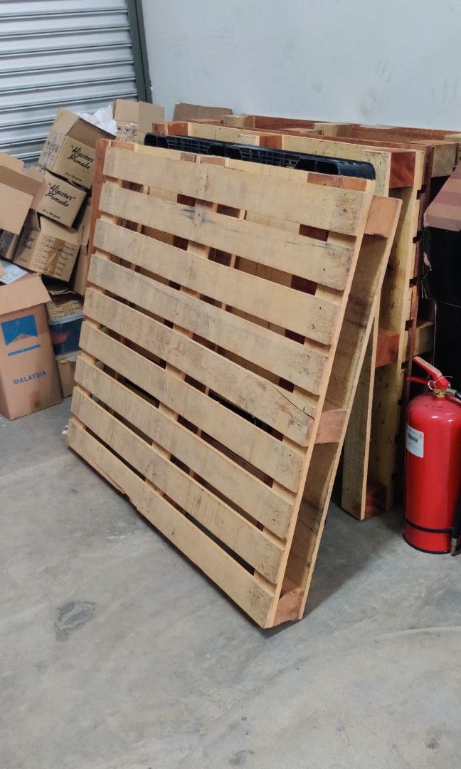 QS Kayu pallet 100CM (W) x 10cm (H) X 100cm (L)
