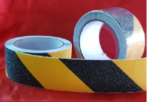 ANTI SLIP TAPE BLACK & YELLOW / SIZE: 48mm x 5m