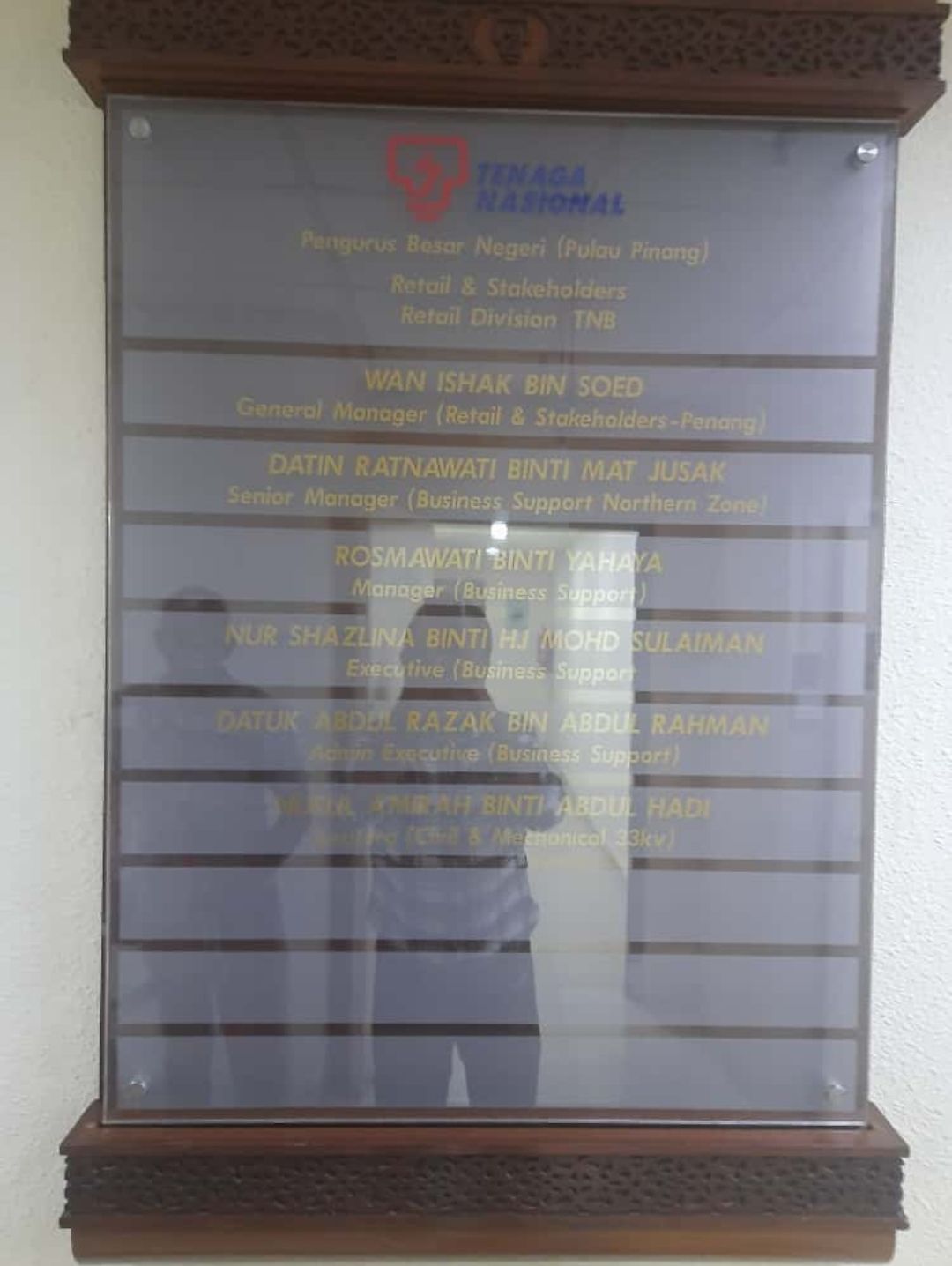 Ubahsuai Carta Papan Tanda Nama-Nama Pegawai (1 Unit)